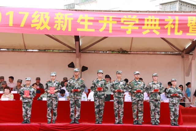 （荣获2017年学生军训标兵称号学生代表合影）.jpg